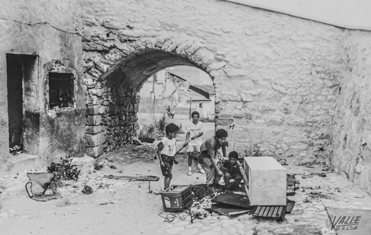 Imagen de las antiguas viviendas bajo el castillo | Archivo municipal- Juan Cruces.