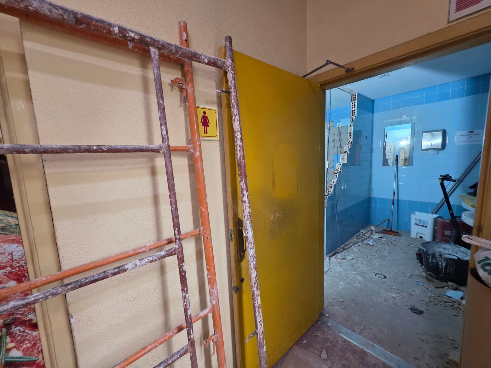 Los trabajos incluyen la renovación completa de sanitarios, fontanería, instalación eléctrica, alicatado y revestimientos / Ayuntamiento de Elda