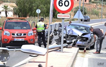 Una conductora herida tras invadir el sentido contrario y empotrar su coche contra una farola