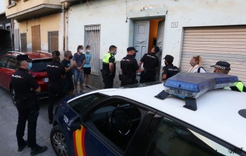 Desalojan una familia de okupas en la calle Trinquete gracias a la colaboraci&oacute;n ciudadana