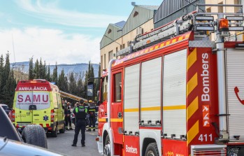 Un herido tras caer desde el tejado de una nave en Campo Alto