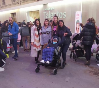 La escuela infantil Talentos entrega un tal&oacute;n de casi 3.000 euros a la asociaci&oacute;n "Lola busca nueva imagen"