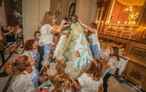 Las camareras visten a la Virgen de la Salud en un acto abierto al p&uacute;blico
