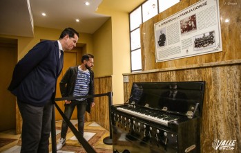 El Teatro Castelar ya luce el armonio del m&uacute;sico Ram&oacute;n Gorg&eacute;