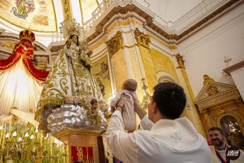 Cientos de familias arropan a la Mare de Deu en una multitudinaria Ofrenda de Flores en Petrer