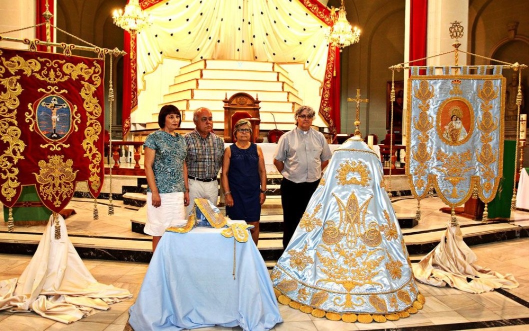 La Cofradía de los Santos Patronos presenta el nuevo manto de la Virgen de la Salud y los nuevos estandartes La Cofradía de los Santos Patronos presenta el nuevo manto de la Virgen de la Salud y los nuevos estandartes