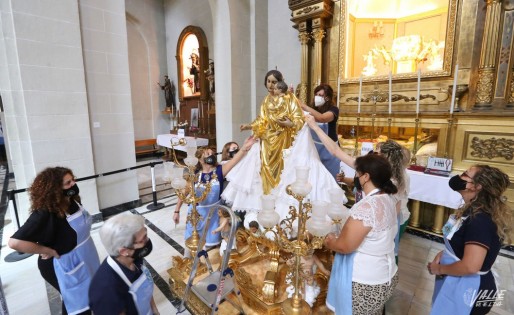 La Virgen se pone guapa en la intimidad del templo de Santa Ana