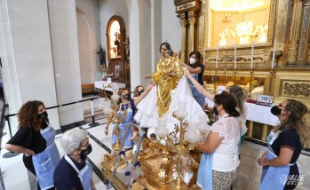 La Virgen se pone guapa en la intimidad del templo de Santa Ana
