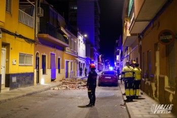Cae parte de la fachada de un edificio