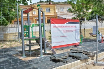 Renuevan los parques infantiles en ocho jardines de Elda