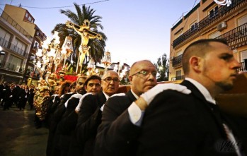 El Cristo del Buen Suceso recorre Elda para poner el broche de oro a las Fiestas Mayores