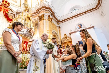Multitudinaria Ofrenda de flores para la patrona en Petrer