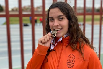 La eldense Anhara Ortega, campeona provincial de lanzamiento de martillo