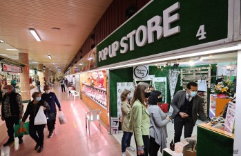 El Mercado Central acoge un nuevo puesto de bolsos y productos para el cabello, Pop Up Store 