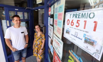 La administraci&oacute;n "La Frontera" de Petrer reparte el primer premio de la Loter&iacute;a Nacional