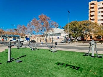 Nueva zona deportiva al aire con aparatos de gimnasia en la avenida de Ronda