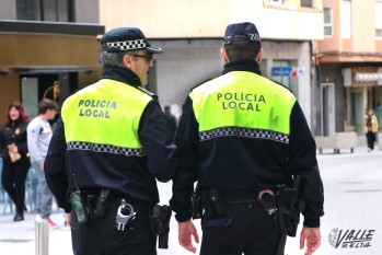 La Polic&iacute;a Local sanciona a un hombre por vender cachorros de perro en la v&iacute;a p&uacute;blica