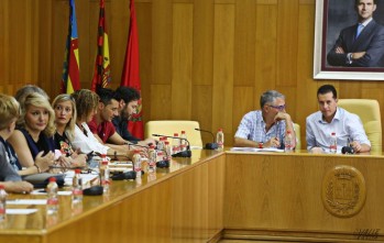 Un breve pleno aprueba una modificaci&oacute;n de 2,5 millones de euros para facturas y genera un cruce de acusaciones 