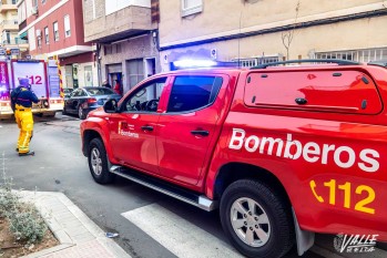 Varias personas atendidas por inhalaci&oacute;n de humo en un incendio en el Pol&iacute;gono de Salinetas de Petrer