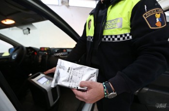 La Polic&iacute;a Local inmoviliza un autob&uacute;s del Miguel de Cervantes cuyo conductor dio positivo en marihuana