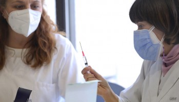 Un millar de sanitarios ya han recibido la primera dosis de la vacuna contra la COVID-19