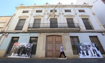 La calle Nueva amanece con im&aacute;genes antiguas de todas las comparsas
