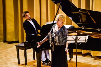La soprano eldense Dolores Delgado viaja a Ecuador para impartir un taller de canto