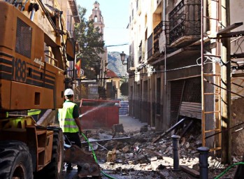 El derribo de una antigua vivienda en la calle Pedrito Rico genera una gran expectaci&oacute;n entre los viandantes