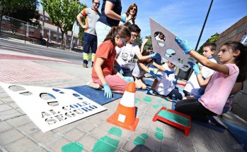 Los alumnos de Reina Sof&iacute;a de Petrer crean su propio camino dentro del proyecto "Al cole seguro"