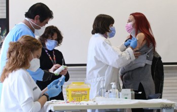 Centenares de personas reciben la vacuna en Elda y Petrer contra la COVID-19