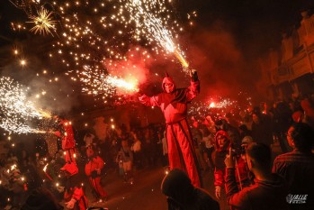 Espectacular y multitudinario Correfoc en Petrer