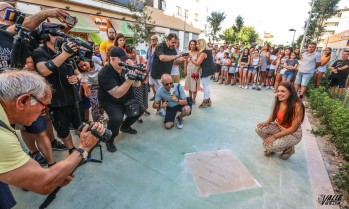 Paula Arcos y Jos&eacute; Ignacio Prades destapan sus placas en el Paseo de los Ol&iacute;mpicos de Petrer