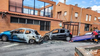 Arden dos coches en la calle Quevedo de Petrer