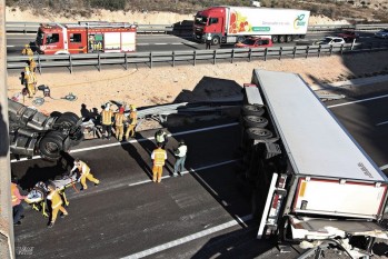 Un cami&oacute;n vuelca y cierra la autov&iacute;a a su paso por Petrer durante cinco horas