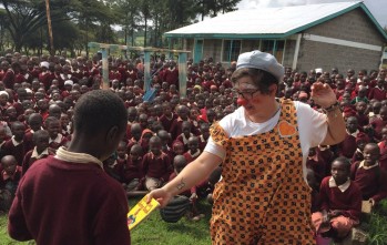 La eldense Marta Maestre lleva el proyecto Doctor Clown hasta Kenia y Tanzania