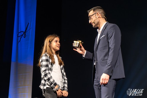 Adri&aacute;n Carratal&aacute; atrapa al p&uacute;blico eldense con su magia solidaria