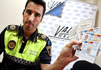 Alejandro Andr&eacute;s, polic&iacute;a local experto en detectar documentos falsos: "Ayudo a realizar entre dos y tres detenciones semanales en toda Espa&ntilde;a"