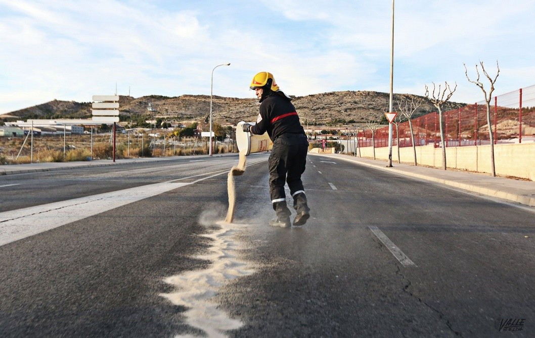 El vertido de aceite de un cami&oacute;n provoca varios accidentes y obliga a cortar al tr&aacute;fico la avenida de la Libertad