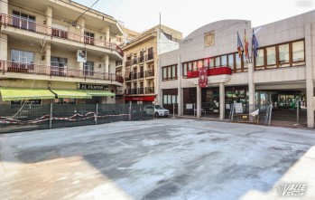 La plaza de Baix vuelve a ser transitable tras un hormigonado provisional