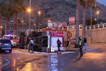 Vuelca un cami&oacute;n de los Bomberos en la rotonda del Carrefour de Petrer