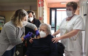 Comienzan a vacunar a los mayores de 90 a&ntilde;os en Elda