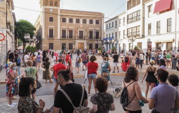 Cerca de 200 personas se concentran en Elda contra el asesinato del joven Samuel Luiz en A Coru&ntilde;a