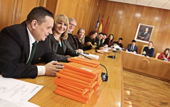 Paco S&aacute;nchez regala por su cumplea&ntilde;os cl&aacute;sicos literarios a la corporaci&oacute;n municipal tras el pleno