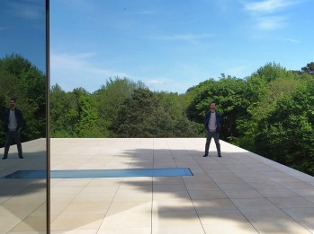 Javier Poveda dise&ntilde;a una vivienda en Reino Unido elegida como fondo publicitario de Aston Martin