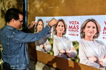 La pegada de carteles inicia la campa&ntilde;a de las elecciones europeas
