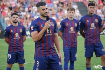 El Eldense presenta a su primer equipo con la asistencia de m&aacute;s de 2.500 aficionados