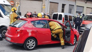 Los Bomberos excarcelan a un hombre atrapado en su veh&iacute;culo tras un accidente
