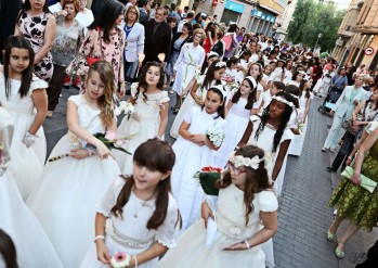 Cientos de fieles celebran en Elda el Corpus Christi