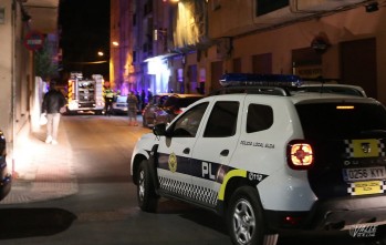 Agentes de la Polic&iacute;a Local salvan a un anciano tras el incendio de su vivienda en Elda