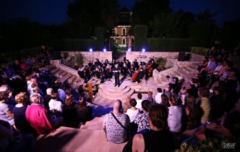 La Orquesta Teatro Castelar y Antonio Porpetta homenajean a Cervantes ante un centenar de personas